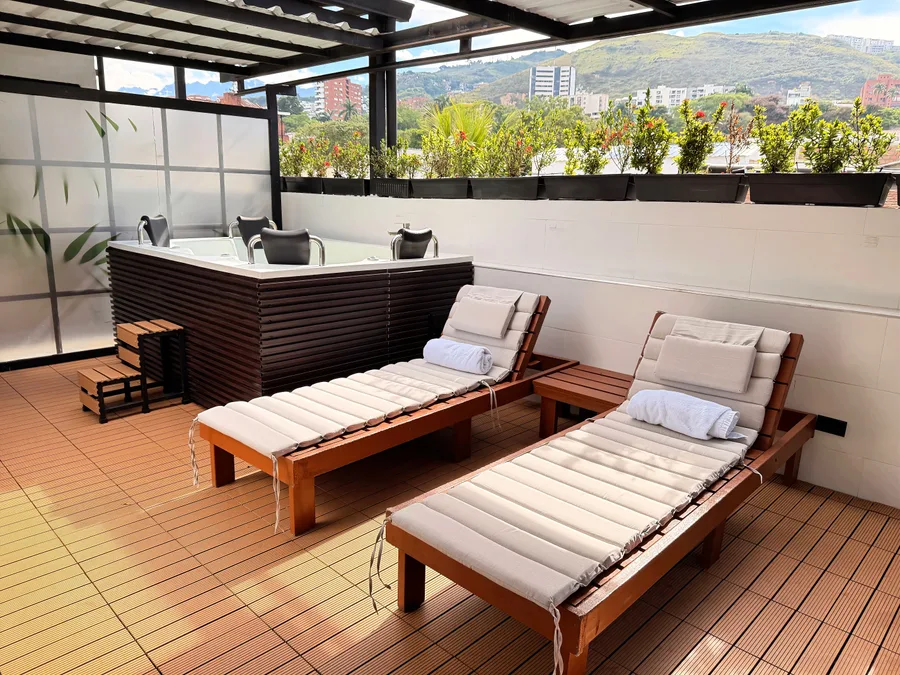 Pasadía Jacuzzi Hotel 9.5 Cali